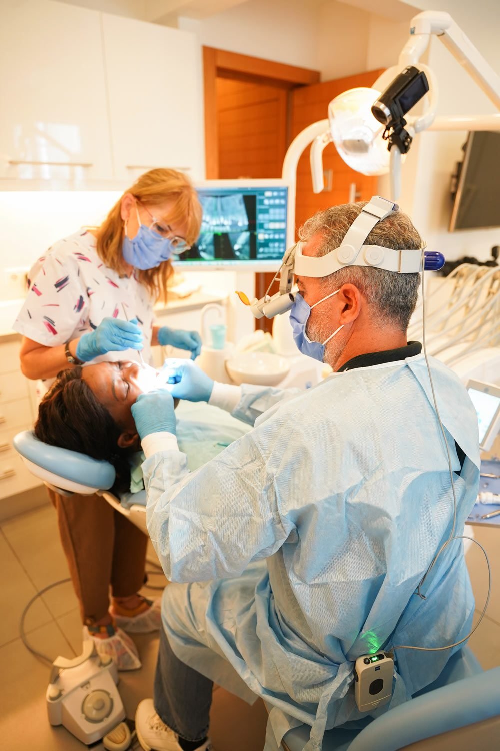 Tooth-coloured crowns fitted in Istanbul